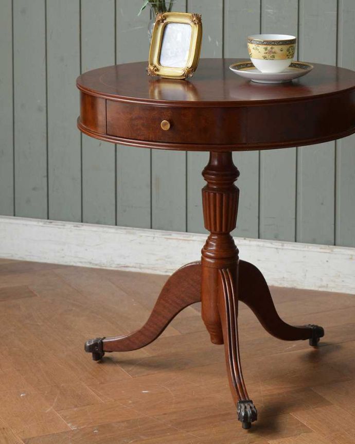 アンティークのテーブル　アンティーク家具　象嵌が美しい英国アンティークの家具、引き出し付きのテーブル（ドラムテーブル）。引き出しまで付いている実力派デザインや木目の美しさはもちろん、引き出しまで付いているので、使いやすさもバッチリです。(q-1148-f)
