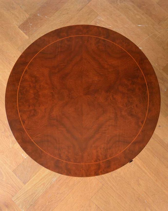 アンティークのテーブル　アンティーク家具　象嵌が美しい英国アンティークの家具、引き出し付きのテーブル（ドラムテーブル）。上から見た天板の表情も美しい…天板を上から見ると、こんな感じです。(q-1148-f)