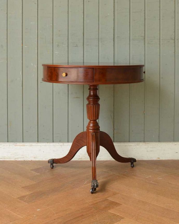 アンティークのテーブル　アンティーク家具　象嵌が美しい英国アンティークの家具、引き出し付きのテーブル（ドラムテーブル）。クルッと回転。(q-1148-f)