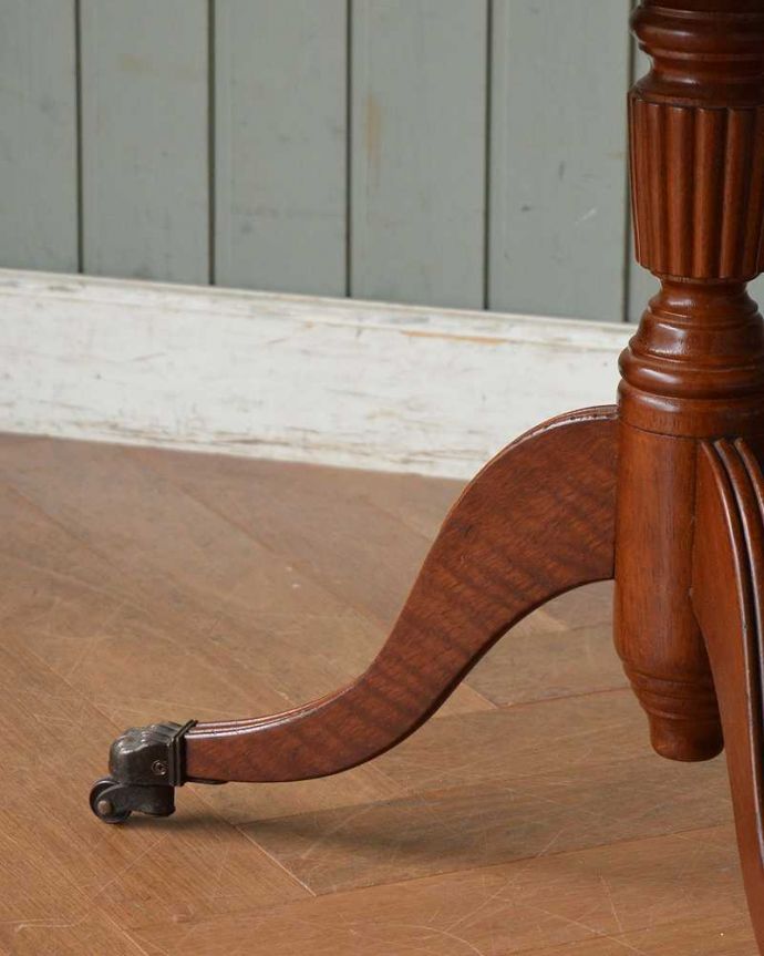アンティークのテーブル　アンティーク家具　象嵌が美しい英国アンティークの家具、引き出し付きのテーブル（ドラムテーブル）。脚先には･･･クルクル回転するキャスターが。(q-1148-f)