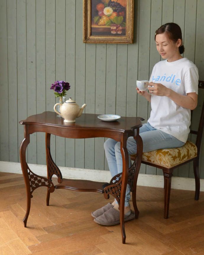 アンティークのテーブル　アンティーク家具　アンティークのマホガニー材英国家具、脚の透かし彫りが美しいオケージョナルテーブル 。どんな場所でも便利に使える小さなテーブルそもそも「便利に使える」と言う名前のオケージョナルテーブル。(q-1149-f)