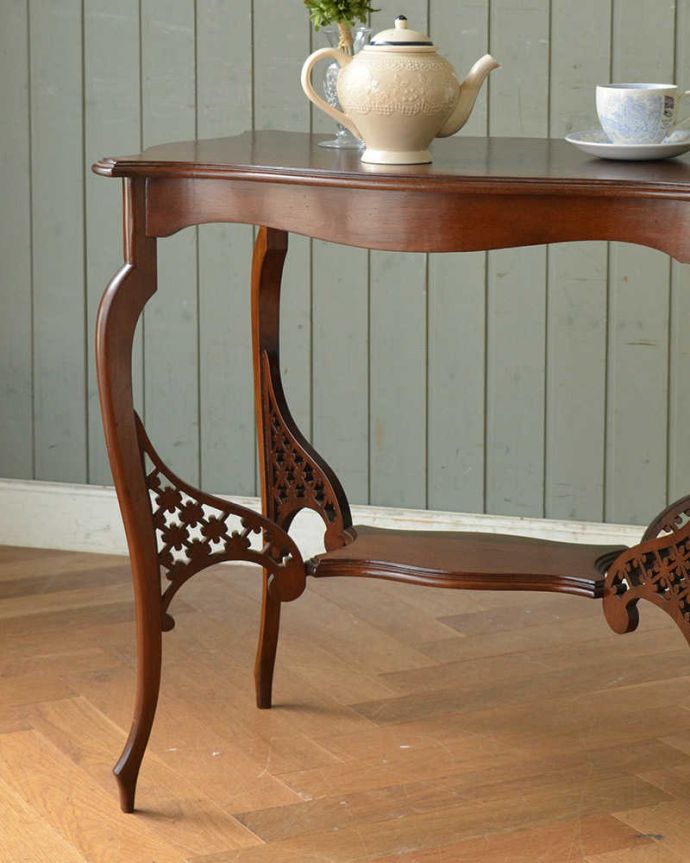 アンティークのテーブル　アンティーク家具　アンティークのマホガニー材英国家具、脚の透かし彫りが美しいオケージョナルテーブル 。木目がとっても美しい･･･落ち着いた雰囲気なので、和室でもお使いいただけますよ。(q-1149-f)