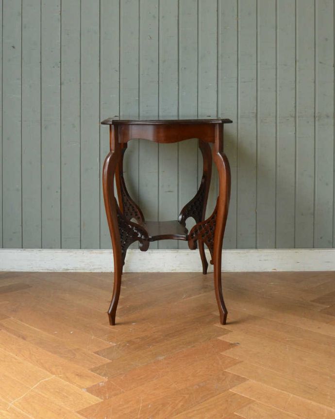 アンティークのテーブル　アンティーク家具　アンティークのマホガニー材英国家具、脚の透かし彫りが美しいオケージョナルテーブル 。クルッと回転。(q-1149-f)