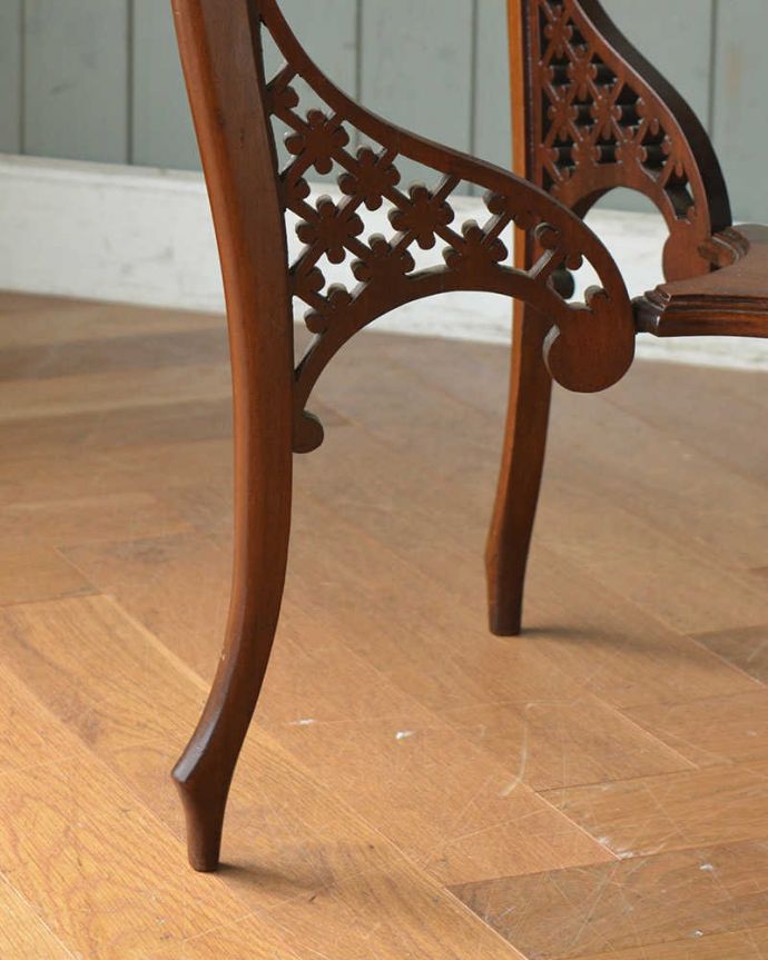 アンティークのテーブル　アンティーク家具　アンティークのマホガニー材英国家具、脚の透かし彫りが美しいオケージョナルテーブル 。持ち上げなくても移動できます！Handleのアンティークは、脚の裏にフェルトキーパーをお付けしていますので、床を滑らせてれば移動が簡単です。(q-1149-f)