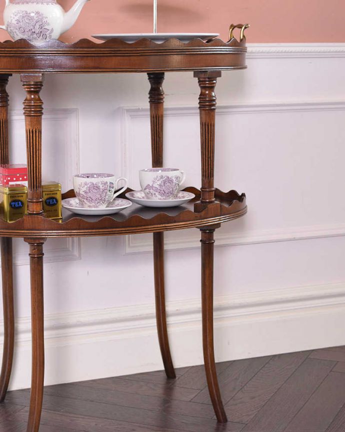 アンティークのテーブル　アンティーク家具　ティータイムに使えるお洒落なアンティークのトレイテーブル（オケージョナルテーブル）。優雅で美しい脚のデザインアンティークらしい華奢で美しい優雅な脚。(q-1154-f)