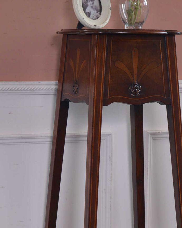 アンティークのテーブル　アンティーク家具　英国輸入の美しい小さなアンティーク家具、象嵌が美しいプランツスタンド。小さくてもアンティークの気品タップリ。(q-1155-f)