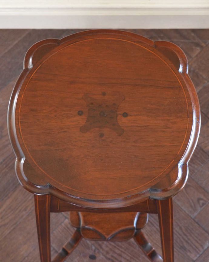 アンティークのテーブル　アンティーク家具　英国輸入の美しい小さなアンティーク家具、象嵌が美しいプランツスタンド。上から見ると･･･天板の形はこんな感じです。(q-1155-f)