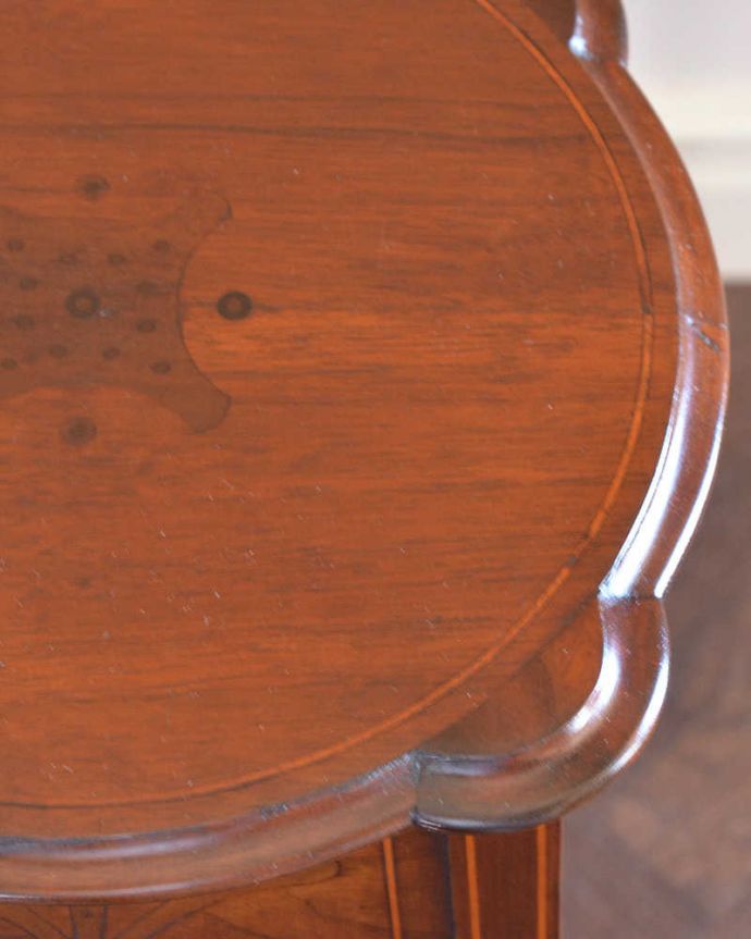 アンティークのテーブル　アンティーク家具　英国輸入の美しい小さなアンティーク家具、象嵌が美しいプランツスタンド。天板を近くで見てみると･･･象嵌が描かれた美しい天板。(q-1155-f)
