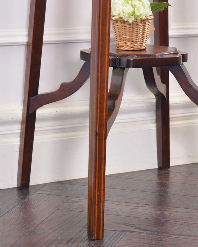 アンティークのテーブル　アンティーク家具　英国輸入の美しい小さなアンティーク家具、象嵌が美しいプランツスタンド。持ち上げなくても移動できますHandleのアンティーク家具の脚の裏にはフェルトキーパーをお付けしているので、床を滑らせてラクに移動できます。(q-1155-f)