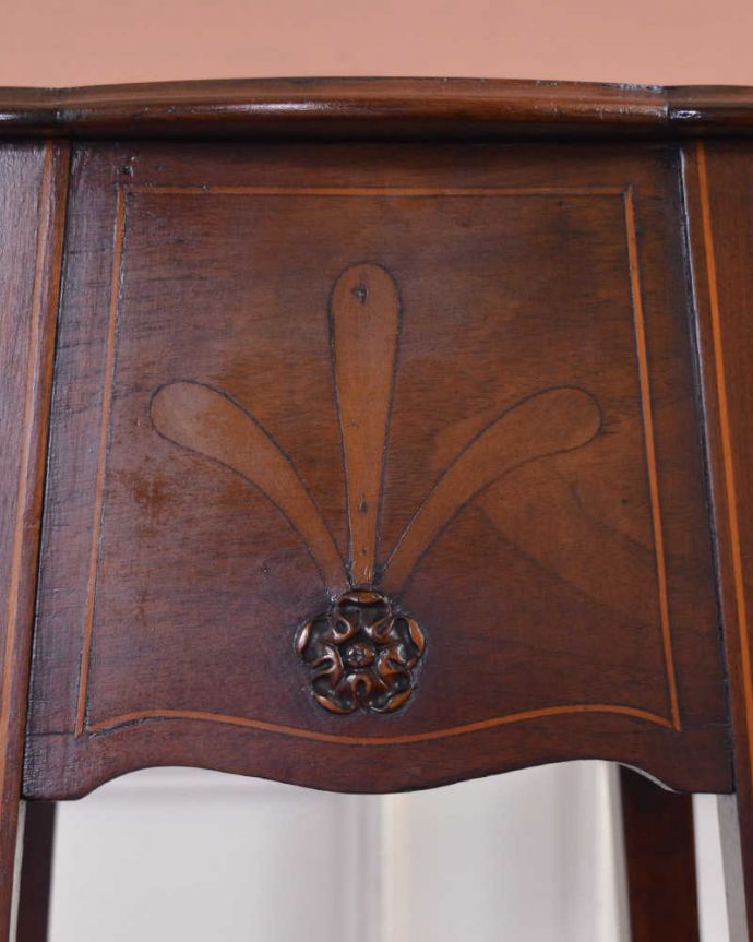アンティークのテーブル　アンティーク家具　英国輸入の美しい小さなアンティーク家具、象嵌が美しいプランツスタンド。アンティークならではの繊細な細工です。(q-1155-f)