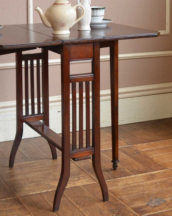 アンティークのテーブル　アンティーク家具　格子の脚がお洒落なアンティーク英国家具、伸張式のゲートレッグテーブル。英国らしい上品な装飾が美しい･･･落ち着いた雰囲気なので、和室でもお使いいただけますよ。(q-1156-f)
