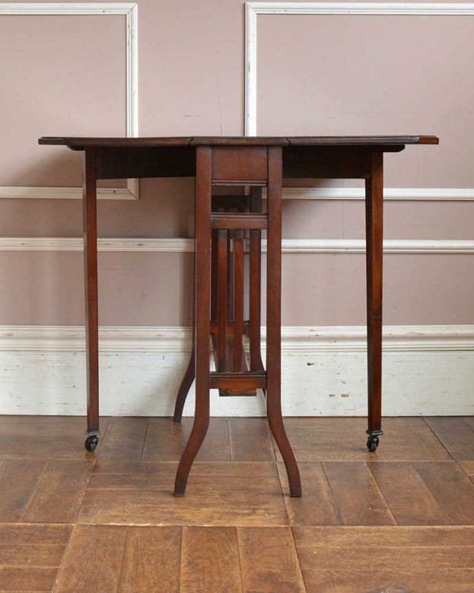 アンティークのテーブル　アンティーク家具　格子の脚がお洒落なアンティーク英国家具、伸張式のゲートレッグテーブル。両方開くとこんな感じ格子の透かし彫りが、しっとりと大人っぽいアクセントになっています。(q-1156-f)