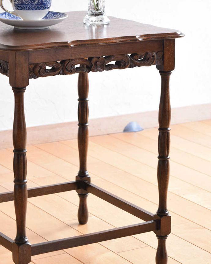 アンティークのテーブル　アンティーク家具　アンティークのオーク材を使った英国家具、透かし彫りが優雅なオケージョナルテーブル 。上品で優雅なアンティーク凛とした雰囲気が漂うアンティークらしい立ち姿のテーブル。(q-1157-f)