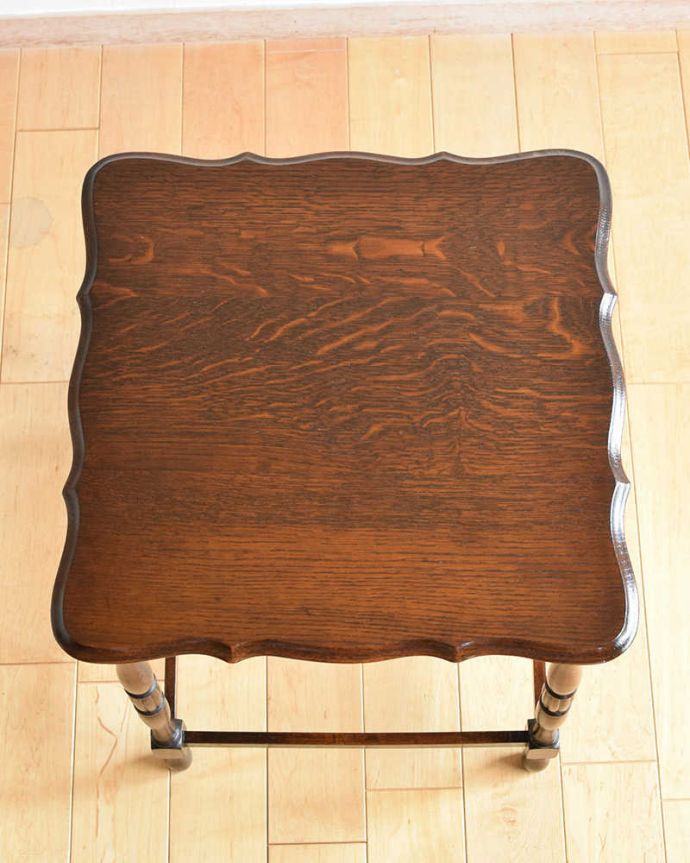 アンティークのテーブル　アンティーク家具　アンティークのオーク材を使った英国家具、透かし彫りが優雅なオケージョナルテーブル 。天板の形を見てみると･･･テーブルの形を上から見ると、こんな感じです。(q-1157-f)