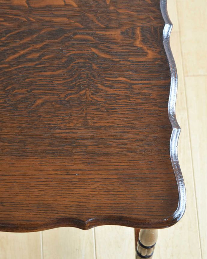 アンティークのテーブル　アンティーク家具　アンティークのオーク材を使った英国家具、透かし彫りが優雅なオケージョナルテーブル 。天板を近づいてみると…アンティークだから手に入れることが出来る天板に使われている銘木の美しさにうっとりです。(q-1157-f)