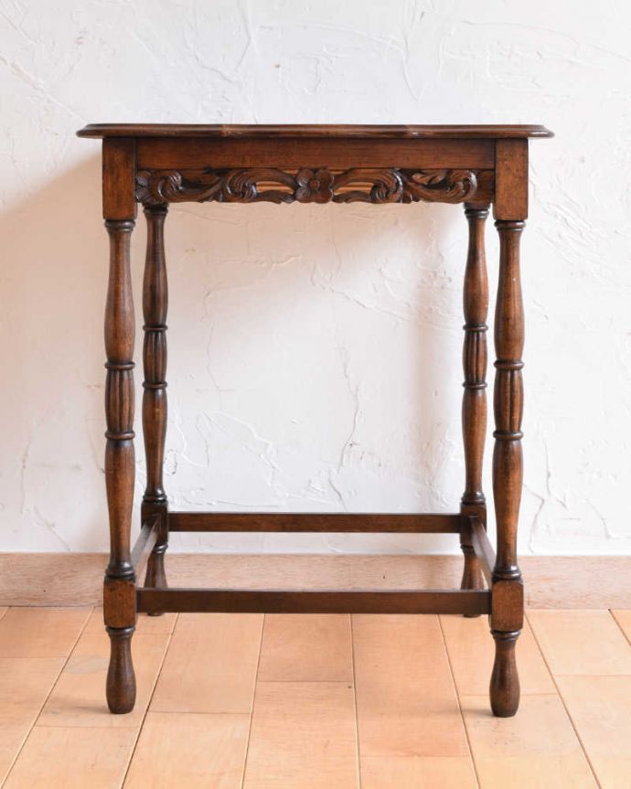 アンティークのテーブル　アンティーク家具　アンティークのオーク材を使った英国家具、透かし彫りが優雅なオケージョナルテーブル 。クルッと回転。(q-1157-f)