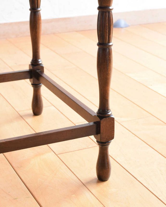 アンティークのテーブル　アンティーク家具　アンティークのオーク材を使った英国家具、透かし彫りが優雅なオケージョナルテーブル 。持ち上げなくても移動できます！Handleのアンティークは、脚の裏にフェルトキーパーをお付けしていますので、床を滑らせてれば移動が簡単です。(q-1157-f)