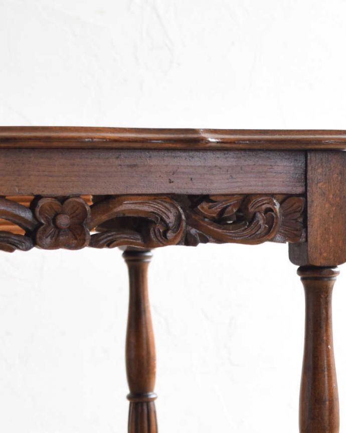 アンティークのテーブル　アンティーク家具　アンティークのオーク材を使った英国家具、透かし彫りが優雅なオケージョナルテーブル 。うっとりする美しさアンティークだから手に入る美しい彫。(q-1157-f)