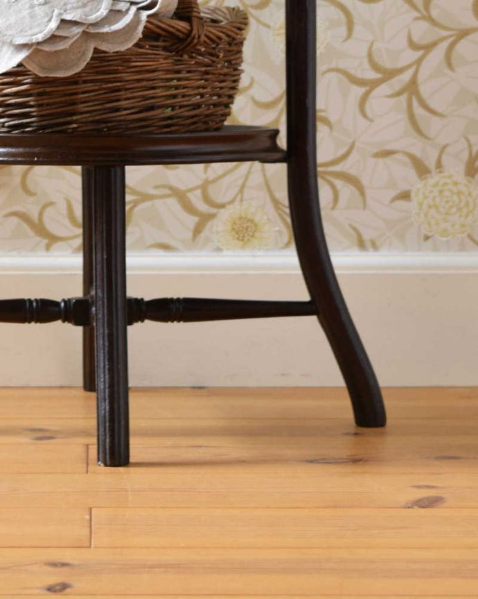 プランツスタンド・ケーキスタンド　アンティーク家具　英国輸入のアフタヌーンティーアイテム、飾りがお洒落なケーキスタンド（テーブル）。Handleの家具の脚の裏には･･･フェルトキーパーを貼ってお送りしていますので引きずっても床にキズが付きません。(q-1161-f)