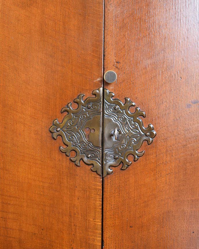 アンティークのキャビネット　アンティーク家具　技術が光る美しいアーチ、英国アンティーク家具のガラスキャビネット（ブックケース）。扉には美しい装飾があります。(q-1162-f)