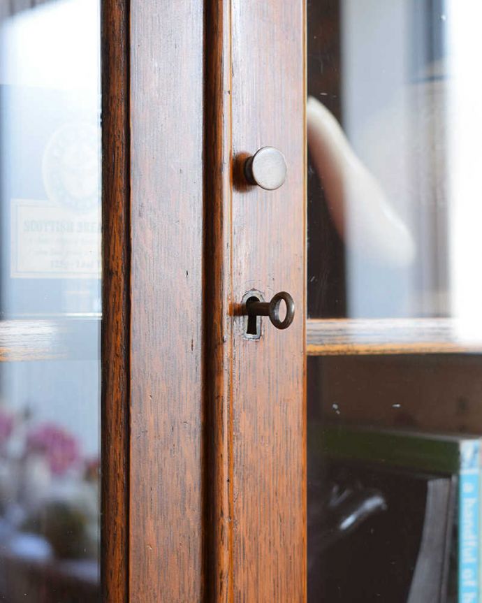 アンティークのキャビネット　アンティーク家具　技術が光る美しいアーチ、英国アンティーク家具のガラスキャビネット（ブックケース）。開ける度にワクワク･･･カギを使って扉を開ける度に、まるで宝箱を開けるみたいです。(q-1162-f)