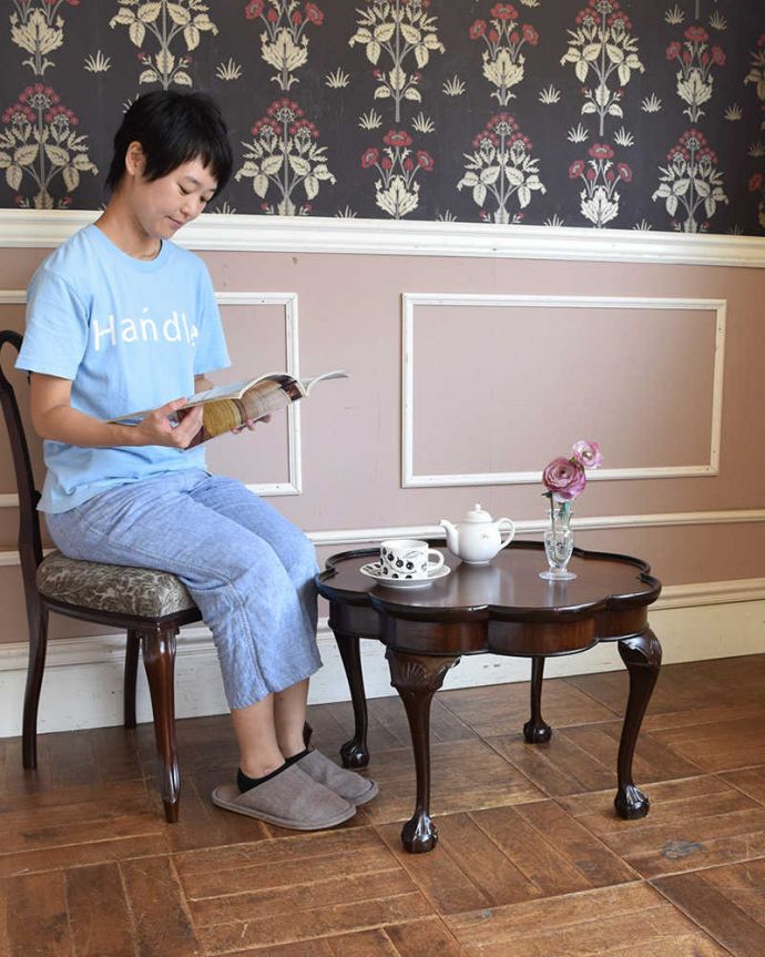 アンティークのテーブル　アンティーク家具　お花の形がとっても可愛いアンティーク　コーヒーテーブル。どこでも使える英国デザインのコーヒーテーブルどんな場所でも気軽に実用的に使えるコーヒーテーブル。(q-1163-f)