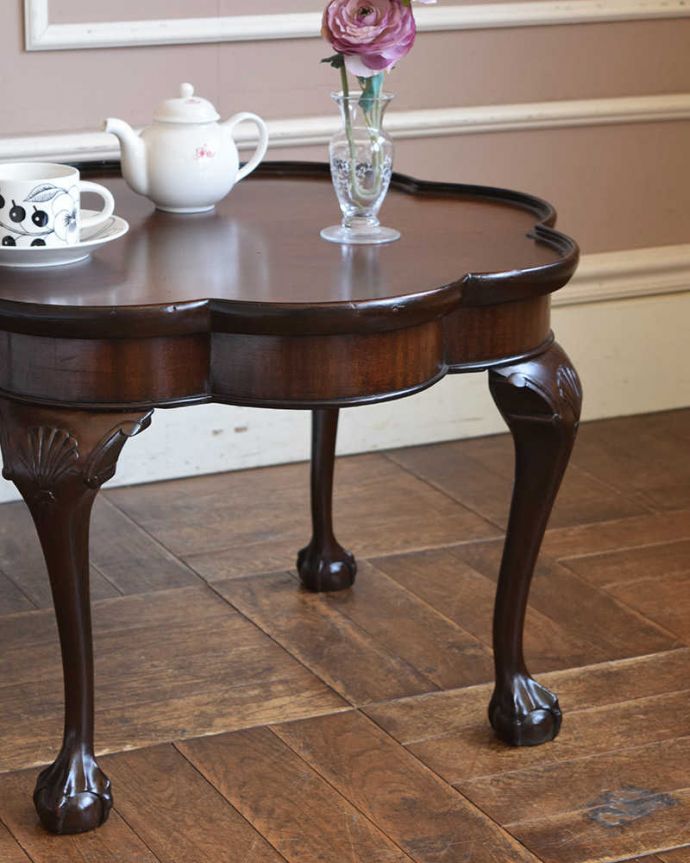 アンティークのテーブル　アンティーク家具　お花の形がとっても可愛いアンティーク　コーヒーテーブル。凝った彫りの入った脚のデザイン脚のデザインだけ見ても、アンティークらしさが感じられるんです。(q-1163-f)