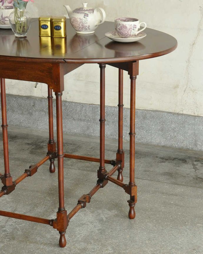 アンティークのテーブル　アンティーク家具　伸張式のアンティーク英国家具、繊細な脚のゲートレッグテーブル。とっても細くて美しい脚にうっとり･･･華奢でアンティークらしい上品な脚。(q-1165-f)