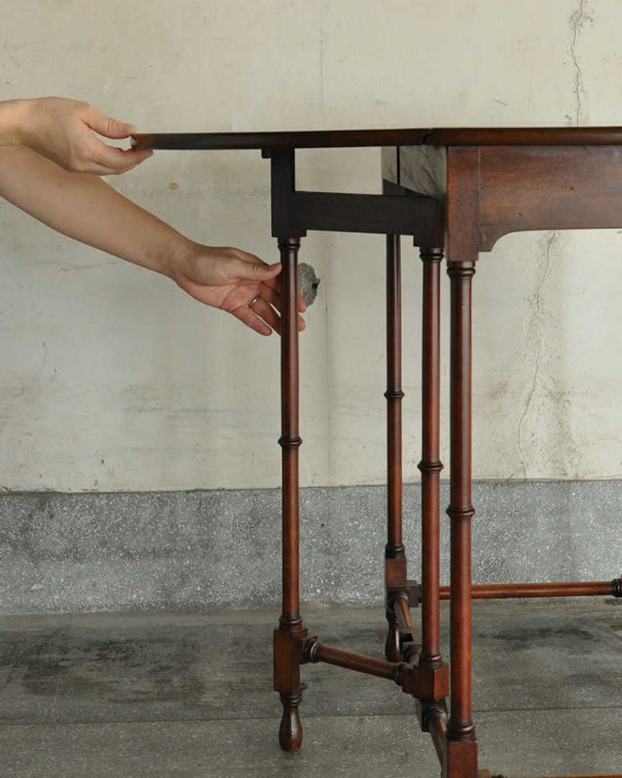 アンティークのテーブル　アンティーク家具　伸張式のアンティーク英国家具、繊細な脚のゲートレッグテーブル。あっという間にサイズが変えれます。(q-1165-f)