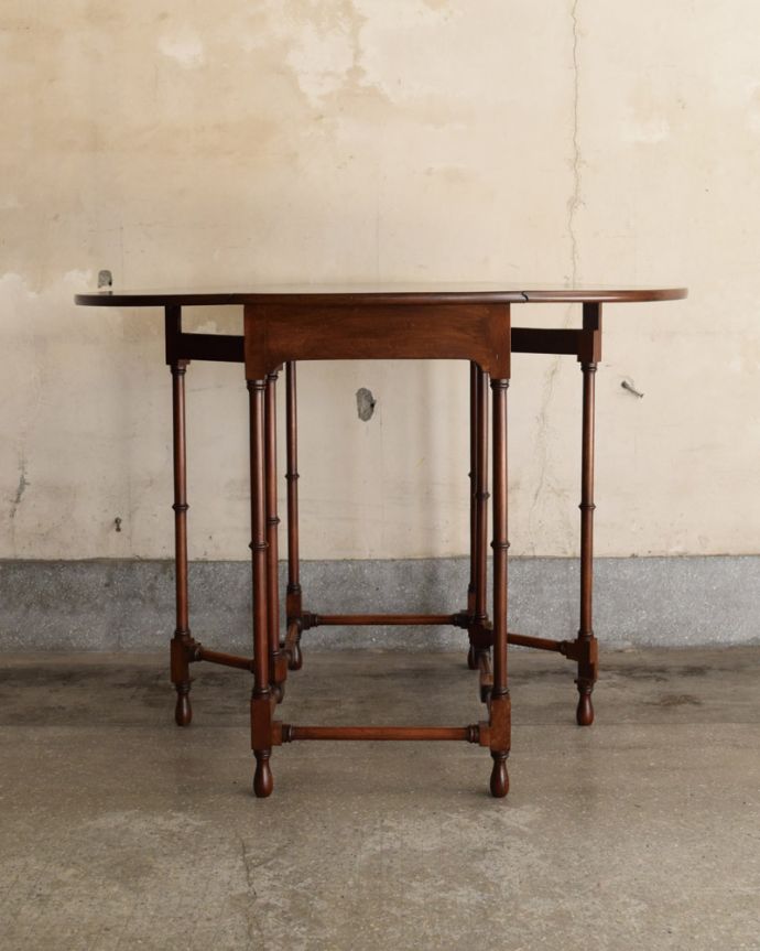 アンティークのテーブル　アンティーク家具　伸張式のアンティーク英国家具、繊細な脚のゲートレッグテーブル。両方開くとこんな感じ足元のデザインが凝っていて組み脚のようになっています。(q-1165-f)