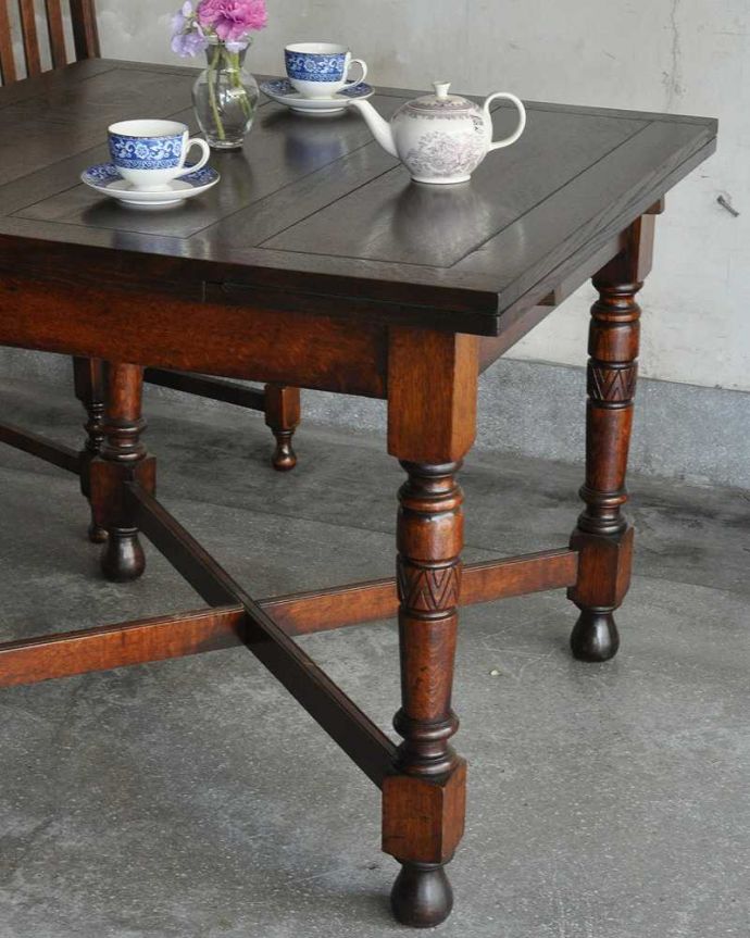 アンティークのテーブル　アンティーク家具　お部屋に馴染みやすい美しい装飾のアンティークのドローリーフテーブル（英国家具）。やっぱり脚の美しさが自慢なんです！彫りの美しい脚が上品な雰囲気を出してくれます。(q-1166-f)
