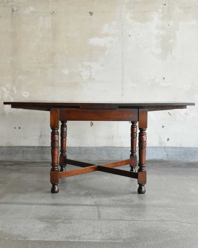 アンティークのテーブル　アンティーク家具　お部屋に馴染みやすい美しい装飾のアンティークのドローリーフテーブル（英国家具）。両方開くかなり大きなサイズ！ダイニングテーブルにしたり、家事台にも使えます。(q-1166-f)