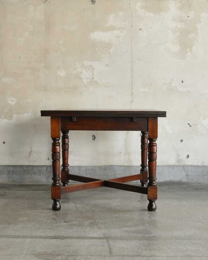 アンティークのテーブル　アンティーク家具　お部屋に馴染みやすい美しい装飾のアンティークのドローリーフテーブル（英国家具）。こちら側も、もちろんキレイです。(q-1166-f)