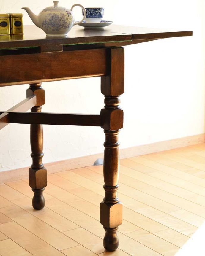 アンティークのテーブル　アンティーク家具　どこでも使えるスリムサイズ、英国から届いたアンティークのドローリーフテーブル。やっぱり目が行く重厚なデザインの脚重厚な彫りの美しい脚が一番の特長。(q-1168-f)