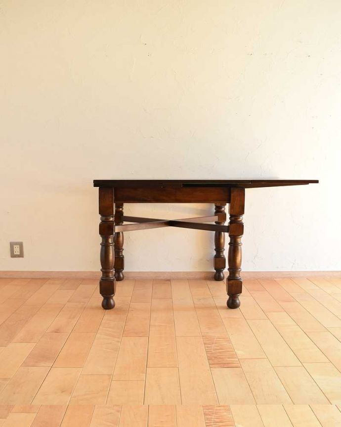 アンティークのテーブル　アンティーク家具　どこでも使えるスリムサイズ、英国から届いたアンティークのドローリーフテーブル。片方だけ開いてもOK片方のリーフだけを開くとこんな感じ。(q-1168-f)