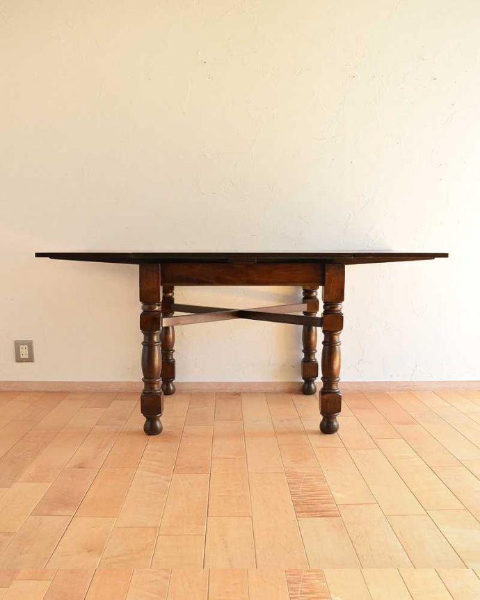 アンティークのテーブル　アンティーク家具　どこでも使えるスリムサイズ、英国から届いたアンティークのドローリーフテーブル。両方開くと大きなサイズ！家族が増えた時やみんなが集まった時、両方のリーフを開けば大きなサイズに。(q-1168-f)
