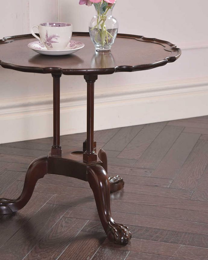 アンティークのテーブル　アンティーク家具　英国スタイルのアンティーク家具、３本脚のデザインが凝っているコーヒーテーブル。凝った彫りの入った脚のデザイン脚のデザインだけ見ても、アンティークらしさが感じられるんです。(q-1169-f)