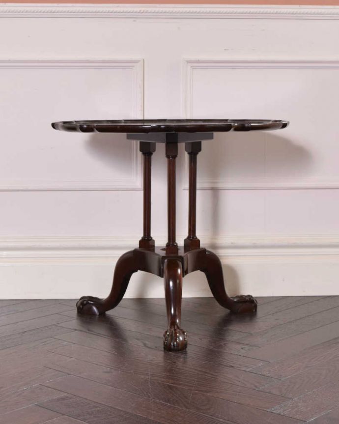 アンティークのテーブル　アンティーク家具　英国スタイルのアンティーク家具、３本脚のデザインが凝っているコーヒーテーブル。横から見た姿もステキ横から見るとこんな感じ。(q-1169-f)