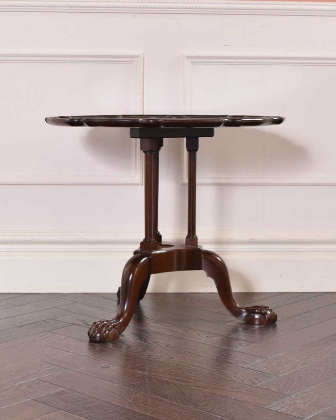 アンティークのテーブル　アンティーク家具　英国スタイルのアンティーク家具、３本脚のデザインが凝っているコーヒーテーブル。見る角度によって見え方が違う…見る場所、角度によって、なんだか違って見えるのも面白い。(q-1169-f)