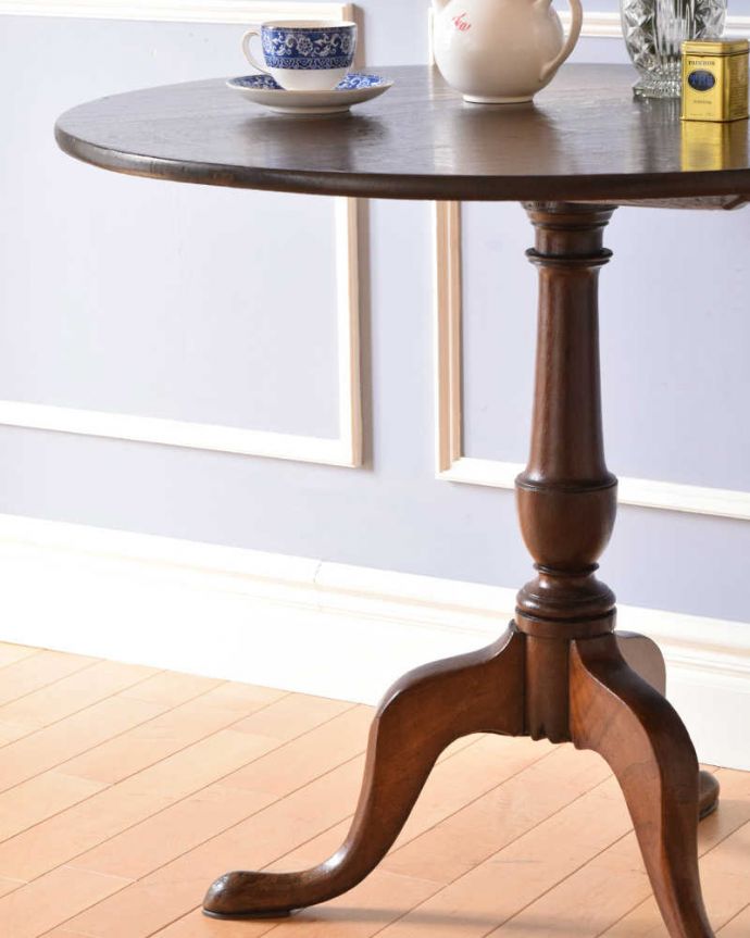 アンティークのテーブル　アンティーク家具　天板を立てて使えるアンティーク家具、ティルトップテーブル。人気のトライポットタイプの1本脚先が3つに分かれた1本足のテーブルって、みんなから人気。(q-1177-f)