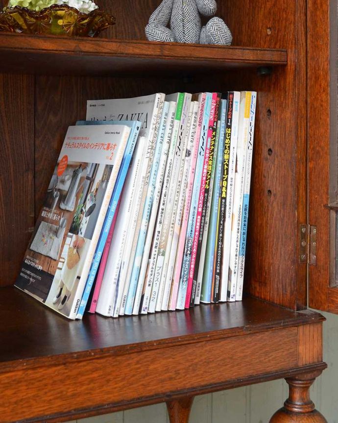 アンティークのキャビネット　アンティーク家具　シノワズリデザインの英国アンティーク家具、ガラス扉のブックケース（本棚）。A4サイズの雑誌までしっかり収納出来ちゃう大きさ。(q-1185-f)