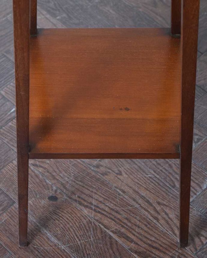 アンティークのテーブル　アンティーク家具　英国から届いた優雅なアンティーク、植物を置いて使うプランツスタンド。実は重宝するんです･･･下にはちょっとした物置があります。(q-1188-f)
