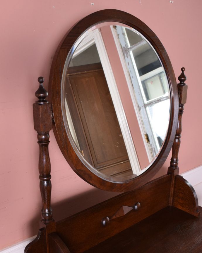 アンティークのドレッサー　アンティーク家具　ツイストが美しいドレッシングチェスト、アンティークの英国輸入家具（ドレッサー）。美しいアンティークのミラー大きな鏡はお部屋を広く見せる効果大。(q-1191-f)