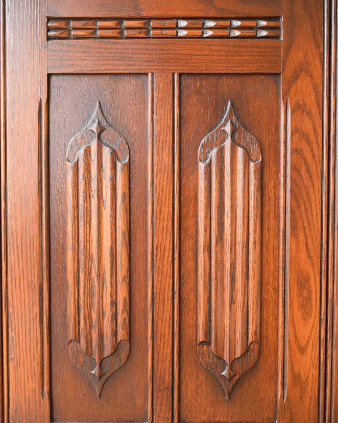 アンティークのキャビネット　アンティーク家具　木製のオシャレなバーカウンター、上品な英国アンティーク。カウンターを正面から見た時の彫り。(q-1193-f)