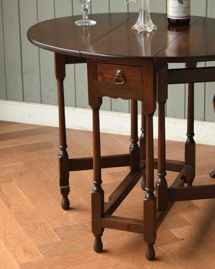 アンティークのテーブル　アンティーク家具　伸張式のアンティーク英国家具、引出しつきのゲートレッグテーブル。木目がとっても美しい･･･落ち着いた雰囲気なので、和室でもお使いいただけますよ。(q-1195-f)