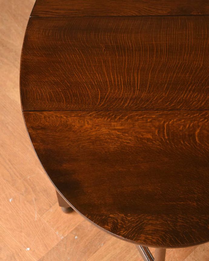 アンティークのテーブル　アンティーク家具　伸張式のアンティーク英国家具、引出しつきのゲートレッグテーブル。近づいて見てみると･･･時間と手間暇を掛けて職人が丁寧にお直しした天板は、木目も美しく見えます。(q-1195-f)