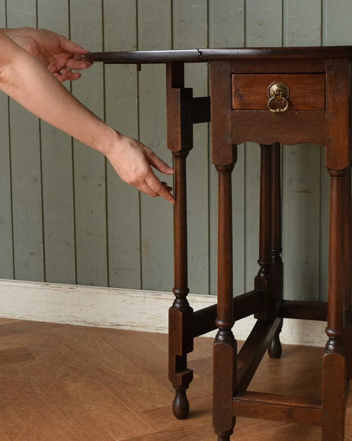 アンティークのテーブル　アンティーク家具　伸張式のアンティーク英国家具、引出しつきのゲートレッグテーブル。脚を引き出すだけであっという間ゲートのような形をした脚のテーブル。(q-1195-f)