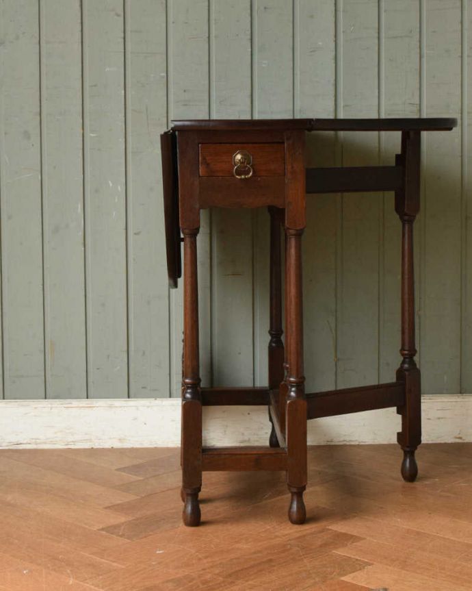 アンティークのテーブル　アンティーク家具　伸張式のアンティーク英国家具、引出しつきのゲートレッグテーブル。片方開くと････片方のリーフを開くとこんな感じ。(q-1195-f)