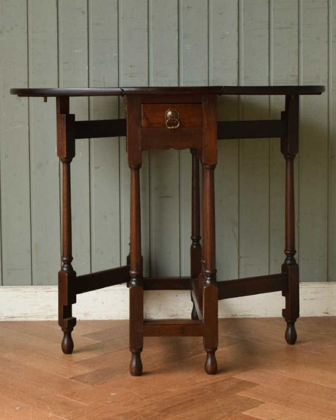 アンティークのテーブル　アンティーク家具　伸張式のアンティーク英国家具、引出しつきのゲートレッグテーブル。両方開けば大きなサイズゲートレッグテーブルはゲートが開くように作られた脚のデザインも印象的。(q-1195-f)