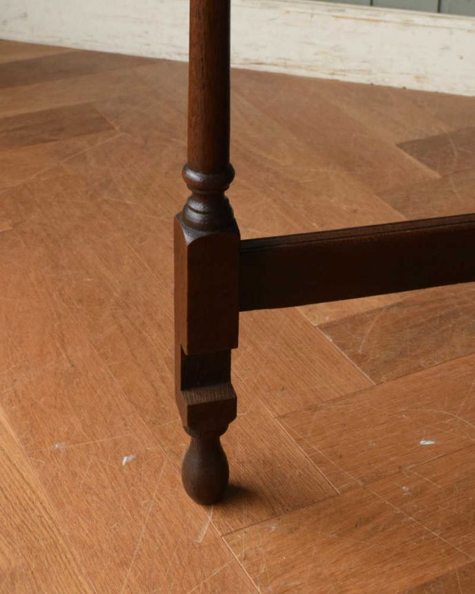 アンティークのテーブル　アンティーク家具　伸張式のアンティーク英国家具、引出しつきのゲートレッグテーブル。持ち上げなくても移動できます！Handleのアンティークは、脚の裏にフェルトキーパーをお付けしていますので、持ち上げなくても床を滑らせて移動させることが出来ます。(q-1195-f)